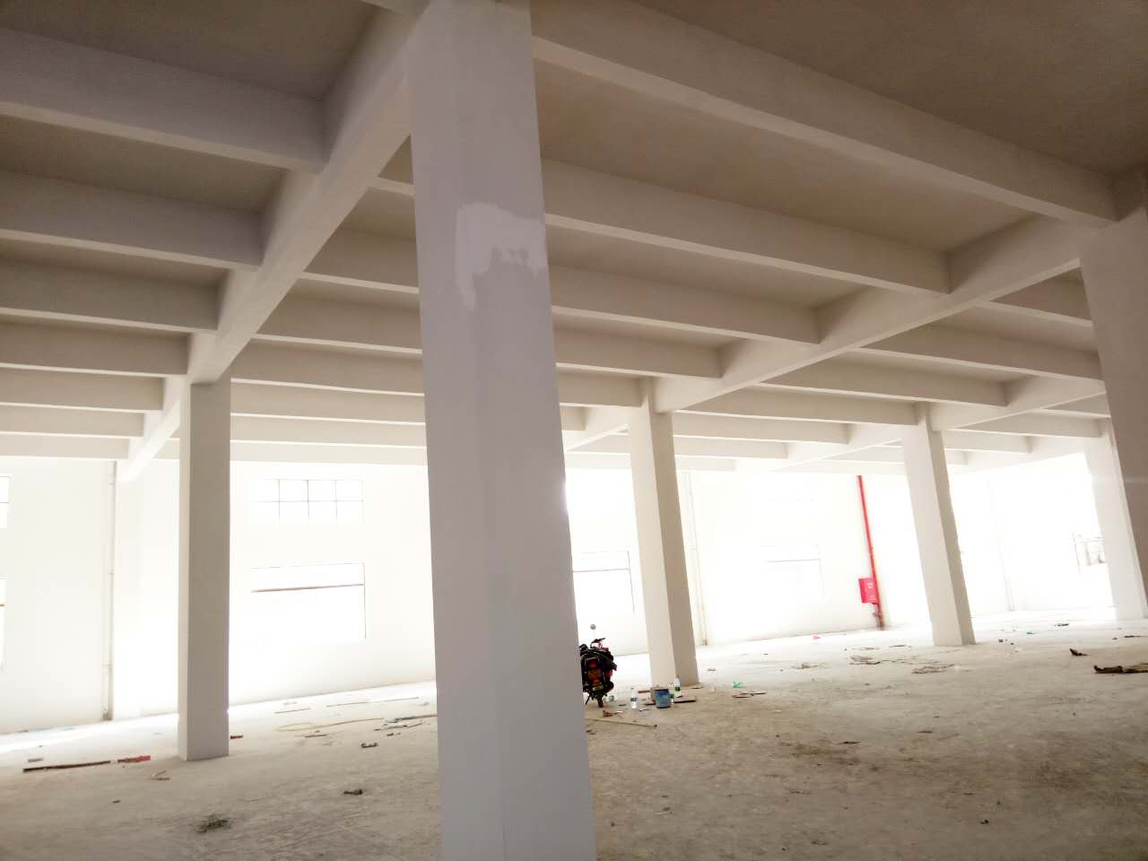 已建成了1幢（2800平方米，共4層的廠房）