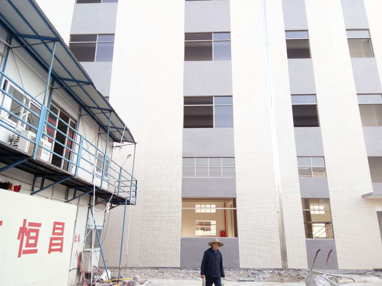 已建成了1幢（2800平方米，共4層的廠房）