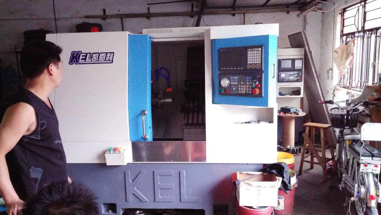 黃步鵬老板在雁田看機的照片