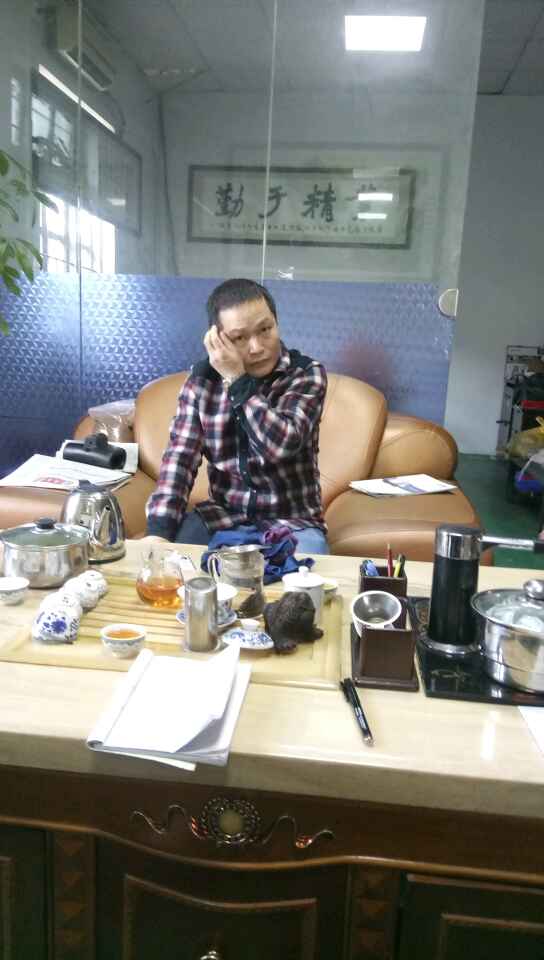 鄒生（南海陳祥明老板公司同事）輕松的聽凱恩利業(yè)務人員講解后，邊思考邊想什么時候訂機為好......