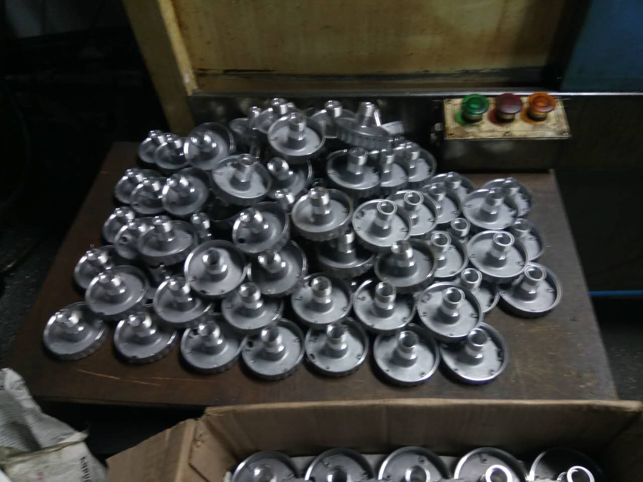  CKX6146C (46標準排刀機）是高速度機，一個鐘頭做了這么多樣品