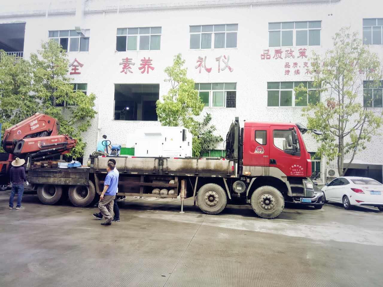 準備用吊車把凱恩利的機床吊上二樓