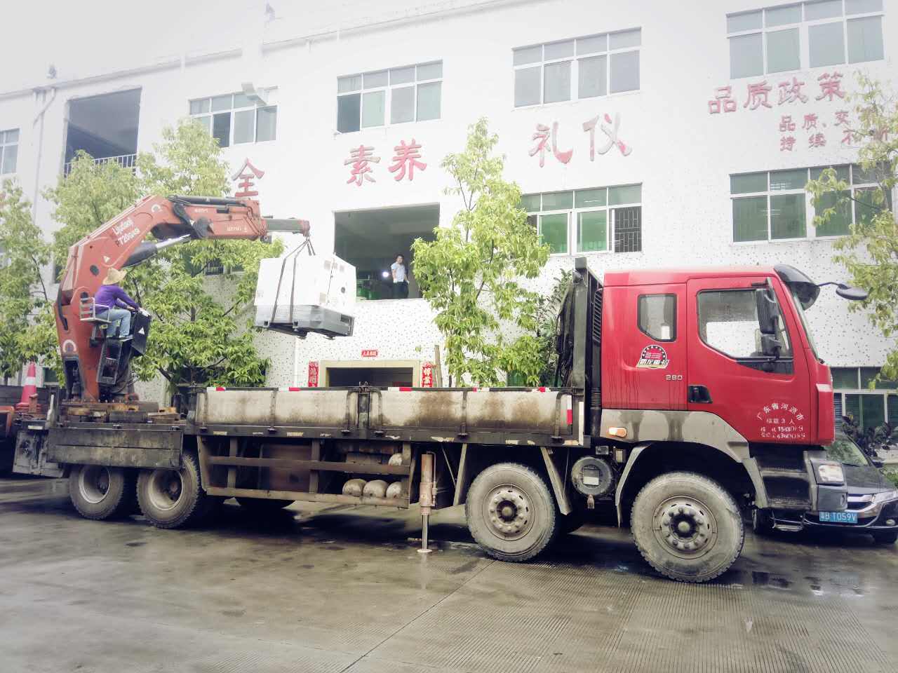 機器調(diào)裝中，準備吊上二樓