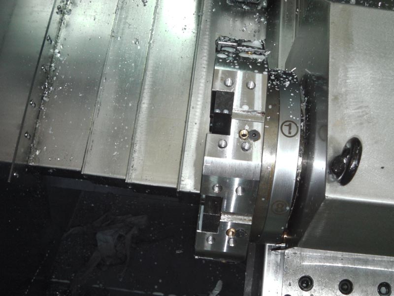 大拖板和刀架斜置，使得機(jī)床的操作和排屑都很方便，并且占地面積小，有很好的宜人性。