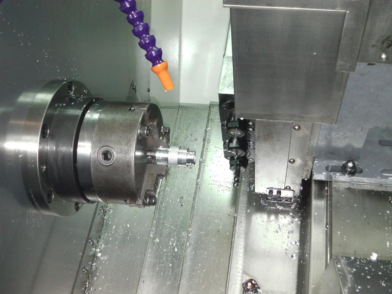 大拖板和刀架斜置，使得機(jī)床的操作和排屑都很方便，并且占地面積小，有很好的宜人性。