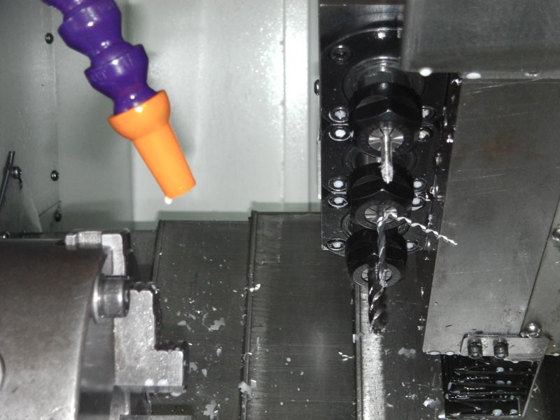  機(jī)床結(jié)構(gòu)特點(diǎn) Construction and feature of machine tool ■ 適用于重負(fù)荷和連續(xù)切削，可保持長(zhǎng)久的高精度和優(yōu)質(zhì)的表面精糙度。 ■ 高精度、高剛性、重負(fù)荷主軸。 主軸采用原裝進(jìn)口日本NSK或德國(guó)FAG P4級(jí)精密級(jí)主軸軸承 主軸采用原裝進(jìn)口日本NSK或德國(guó)FAG P4級(jí)精密級(jí)主軸軸承 主軸采用原裝進(jìn)口日本NSK或德國(guó)FAG P4級(jí)精密級(jí)主軸軸承 主軸采用原裝進(jìn)口日本NSK或德國(guó)FAG P4級(jí)精密級(jí)主軸軸承 主軸采用原裝進(jìn)口日本NSK或德國(guó)FAG P4級(jí)精密級(jí)主軸軸承，經(jīng)工程計(jì)算分析取得較佳化的跨距配置，配合獨(dú)特的迷宮式防水設(shè)計(jì)和散熱片式主軸箱設(shè)計(jì)，可達(dá)到更佳的防水防塵效果。引用高科技潤(rùn)滑技術(shù)及高剛性套筒結(jié)構(gòu)展現(xiàn)較佳穩(wěn)定性，能確保更大軸向剛性，徑向剛性及加工精度。采用專(zhuān)用主軸電機(jī)及進(jìn)口變頻器，實(shí)現(xiàn)大范圍自動(dòng)無(wú)級(jí)調(diào)速，整支主軸由臺(tái)灣普森專(zhuān)業(yè)主軸廠家生產(chǎn)。主軸軸承為前三后二排列,更能承受較強(qiáng)沖擊。主軸設(shè)計(jì)轉(zhuǎn)速可達(dá)8000rpm/min。 ■ 剛性好，操作、排屑方便。 高強(qiáng)度，床身傾斜45°，采用優(yōu)質(zhì)鑄鐵樹(shù)脂砂造型，并經(jīng)二次退火處理，保證鑄件穩(wěn)定性，緊密型筋骨板結(jié)構(gòu)，剛性好、抗震性強(qiáng)。