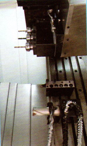 控制系統(tǒng)及主軸電機(jī)采用伺服主軸，加裝兩軸徑向或軸向伺服動(dòng)力頭?？蓪?shí)現(xiàn)主軸360度任意分度定位，鉆、攻、銑功能。