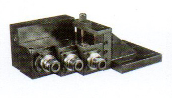 控制系統(tǒng)及主軸電機(jī)采用伺服主軸，加裝兩軸徑向或軸向伺服動(dòng)力頭?？蓪?shí)現(xiàn)主軸360度任意分度定位，鉆、攻、銑功能。