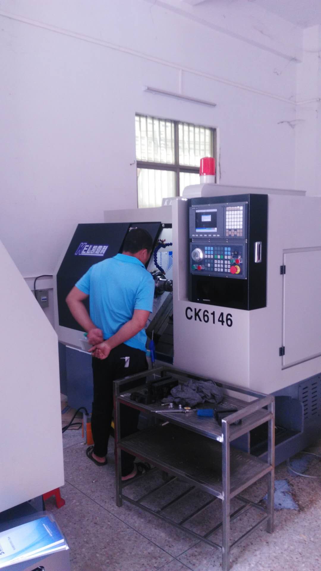 凱恩利安裝完后，觀察加工的情況